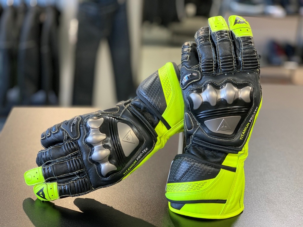 新しいデザインとなったダイネーゼ最高峰のレーシンググローブ【FULL METAL 7 GLOVES】